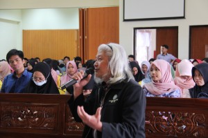 Drs. Ismail Lutfi memeriahkan diskusi